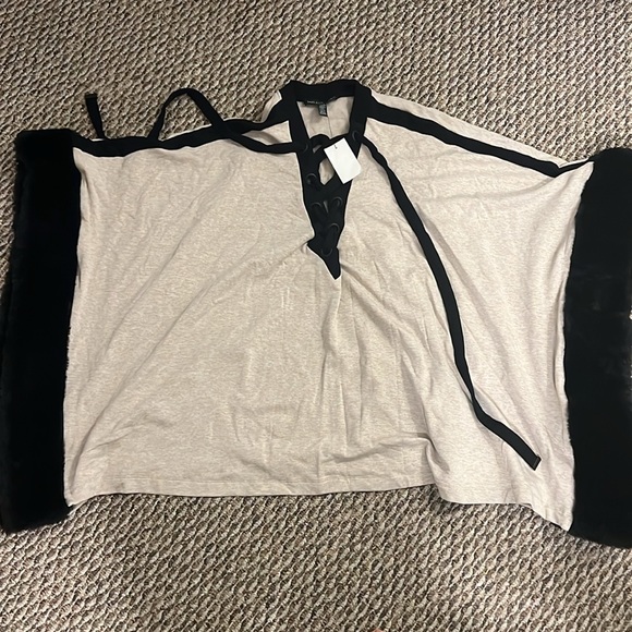 STAY WARM & COZY NWT Saks Fifth Avenue faux fur trimmed poncho size medium - Picture 2 of 5